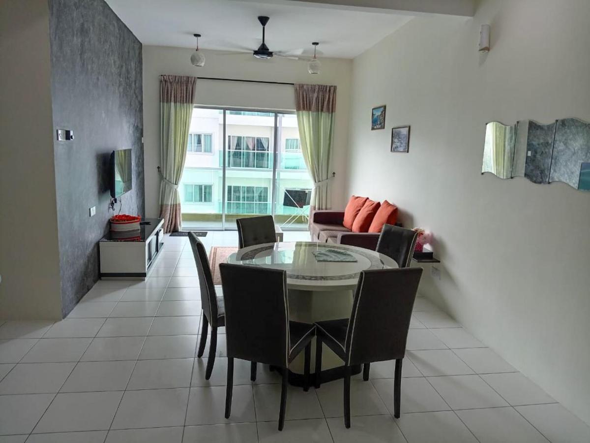 Apartment Family At Quintet A2-7-3a *