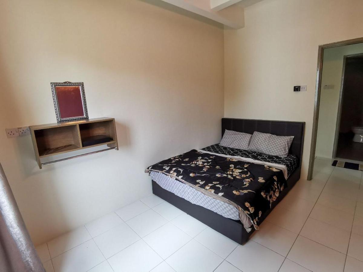 Family At Quintet A2-7-3a Apartment
